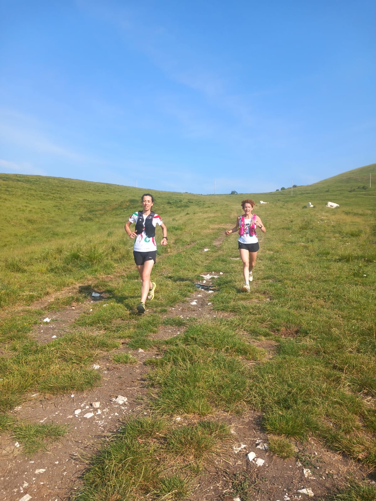 Atlete del Gruppo Podistico Gargagnago corrono insieme sugli altopiani erbosi della Lessinia
