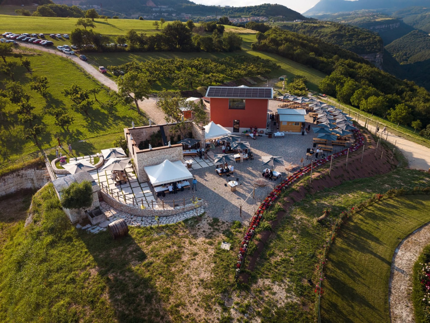 Panoramica dell'Agribirrificio Cà l'Alba con vista sulla vallata della Lessinia