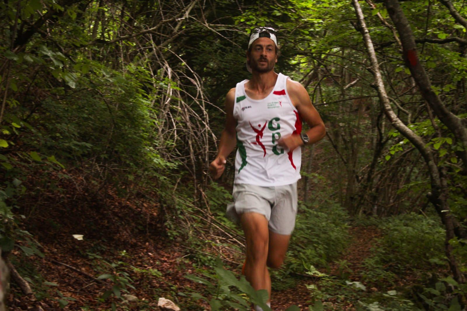 Atleta del Gruppo Podistico Gargagnago in corsa lungo un sentiero nel bosco della Lessinia
