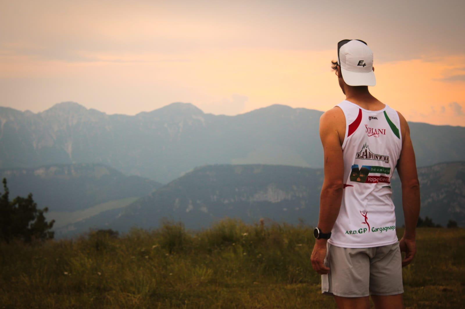 Atleta del Gruppo Podistico Gargagnago osserva le montagne della Lessinia al tramonto