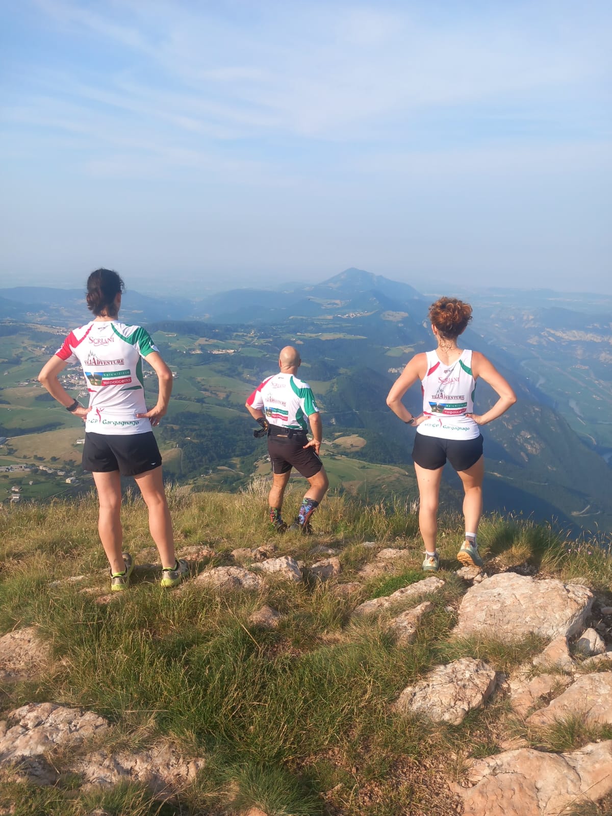 Atleti del Gruppo Podistico Gargagnago ammirano il panorama dalle cime della Lessinia