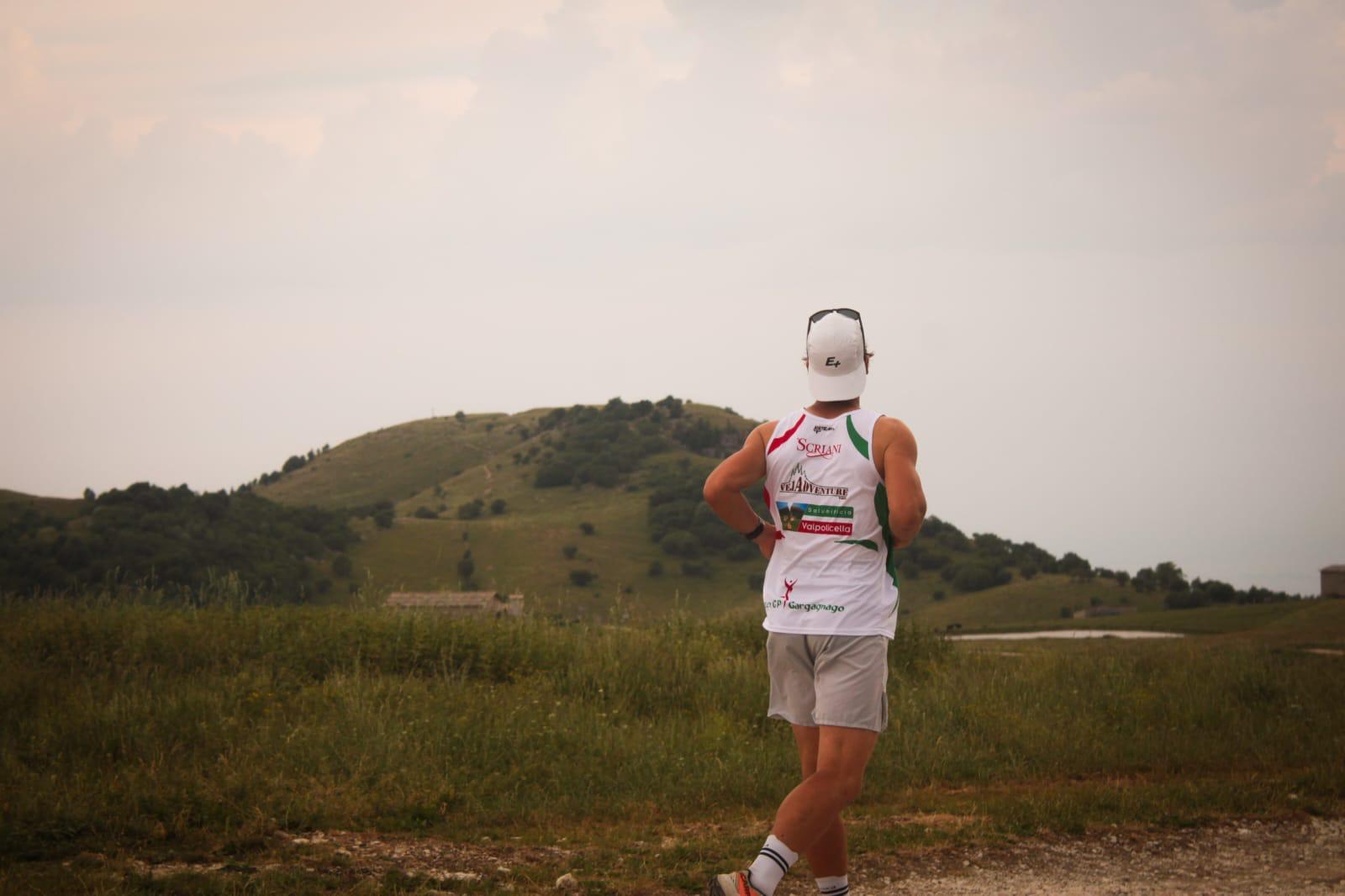 Atleta del Gruppo Podistico Gargagnago sugli altopiani della Lessinia