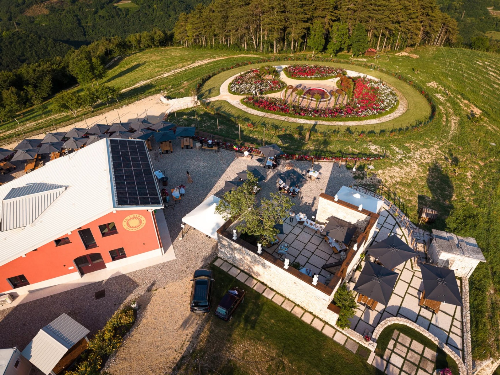 Vista aerea dell'Agribirrificio Cà l'Alba tra vigneti e giardino fiorito